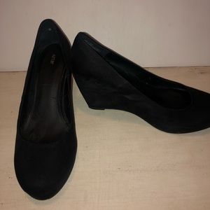Apt 9 round toe wedge microsuede pump